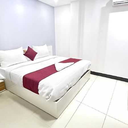 Hotel Modern Town à New Delhi Extérieur photo