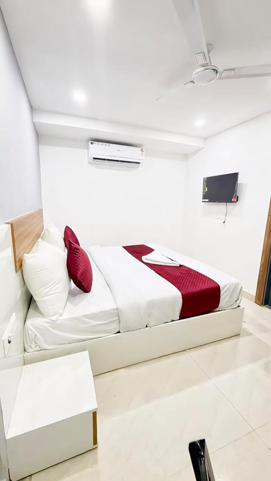 Hotel Modern Town à New Delhi Extérieur photo
