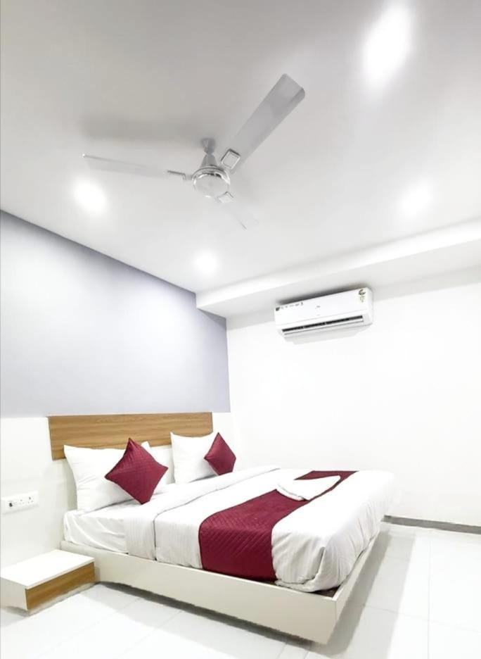 Hotel Modern Town à New Delhi Extérieur photo