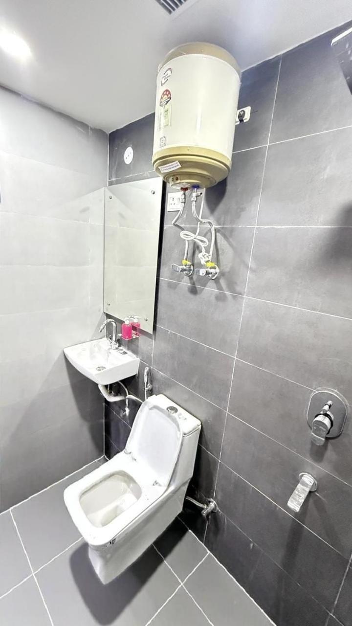 Hotel Modern Town à New Delhi Extérieur photo