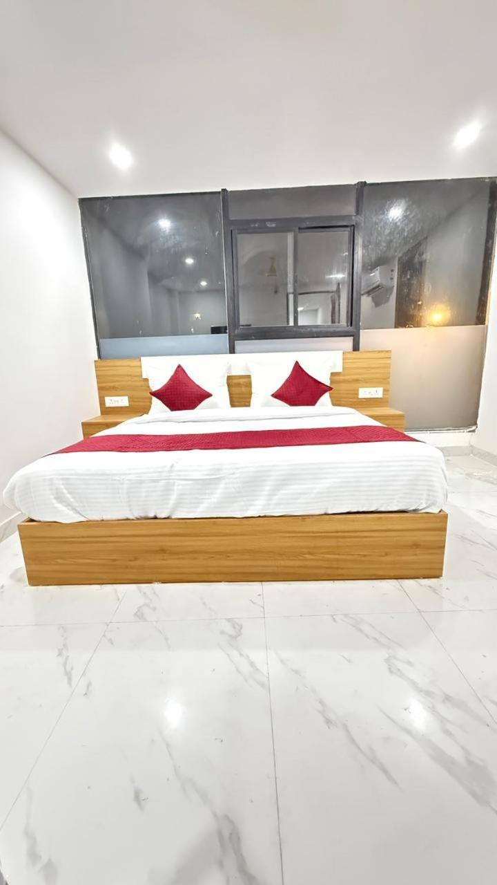 Hotel Modern Town à New Delhi Extérieur photo