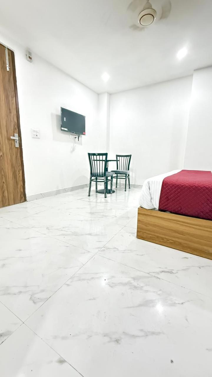Hotel Modern Town à New Delhi Extérieur photo