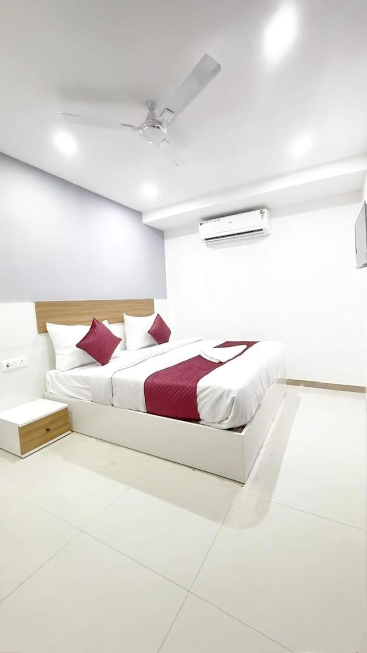Hotel Modern Town à New Delhi Extérieur photo